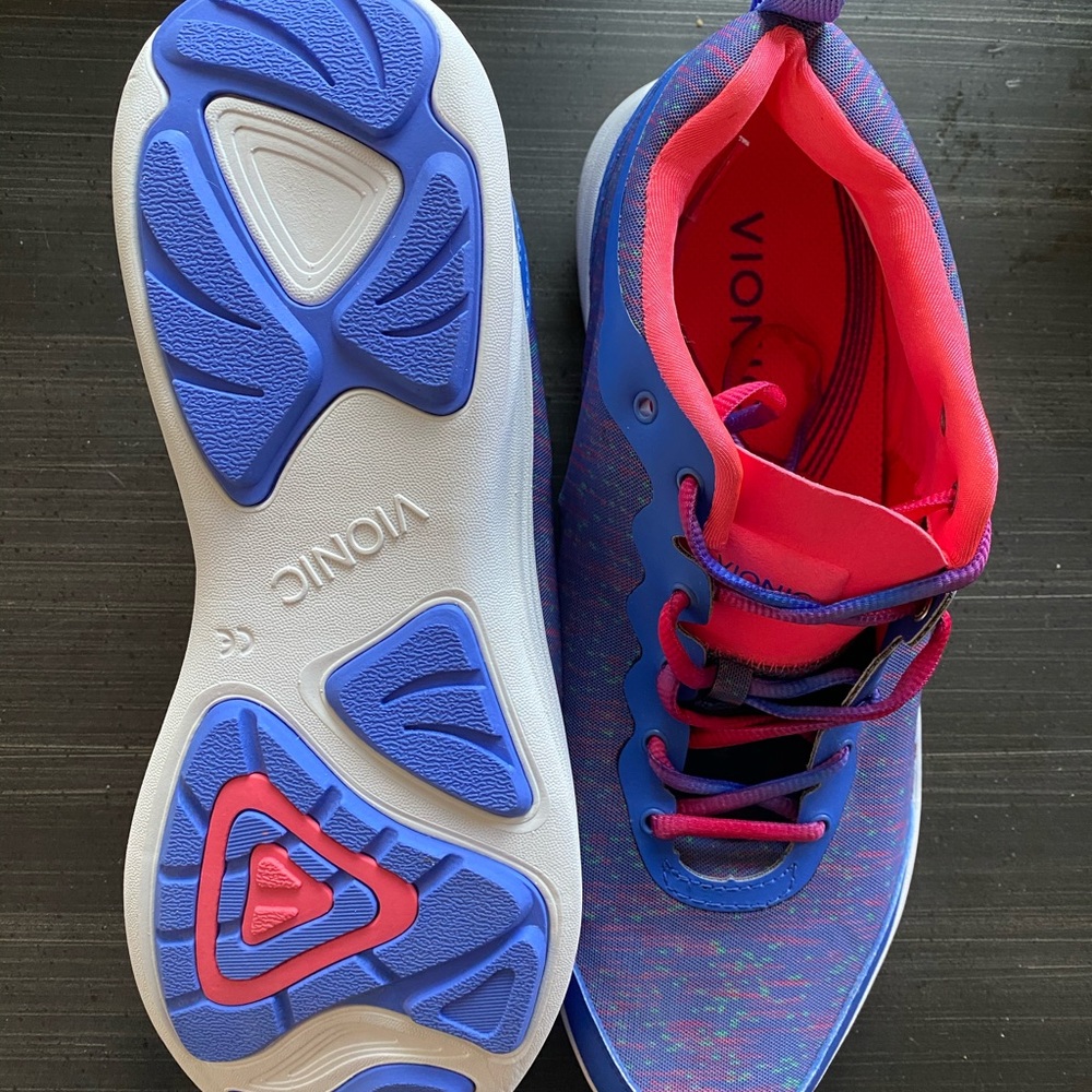 *Brand new/never worn* Vionic Sneakers - size 10